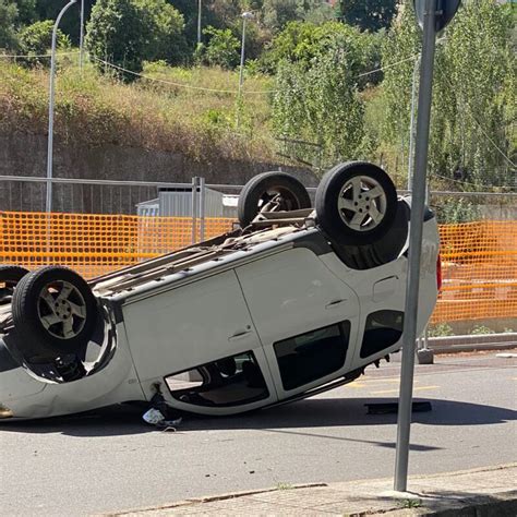 Messina Auto Si Ribalta A San Licandro Lievemente Ferito Il