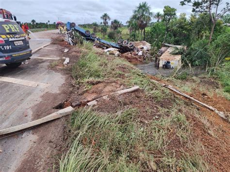 Motorista Fica Preso às Ferragens Após Caminhão Tombar Na Br 174