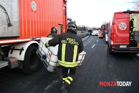 Incidente Sulla Valassina Autocisterna Si Ribalta Di D Bennati