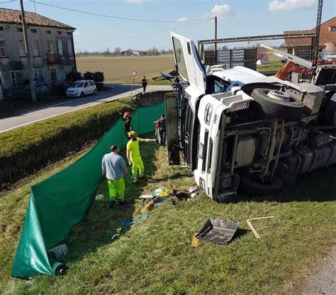 Si Ribalta A Bonizzo Un Autocarro Strage Di Polli La Voce Di Mantova