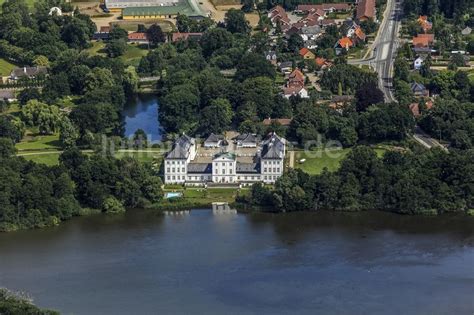 Gr Sten Von Oben Schloss Graasten In D Nemark