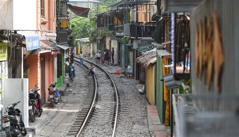 Foto Jadi Destinasi Selfie Kafe Pinggir Rel Kereta Hanoi Ditutup