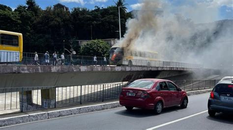 Nibus Pega Fogo E Fica Completamente Destru Do No Viaduto Do Aquidab