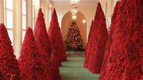 Melania Trump devela decoraciones navideñas en la Casa Blanca y las