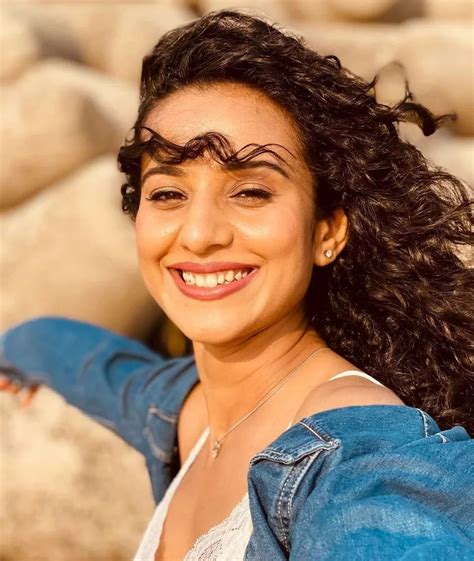 10 Inspirasi Makeup Ala Heena Parmar Natural Sampai Glamor