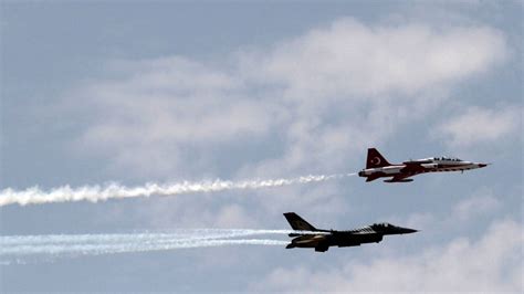 Kurdengebiete Türkei soll PKK Stellungen bombardiert haben