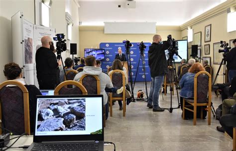 Relacja z konferencji prasowej dotyczącej odkrycia śladów dinozaurów w