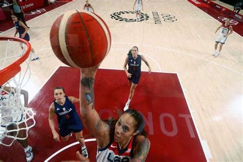 Basquete feminino dos EUA derrota Sérvia na semifinal e vai em busca do