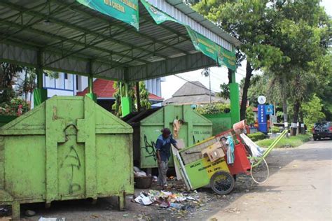 Angkut Sampah Telat Proyek Betonisasi Jadi Kambing Hitam