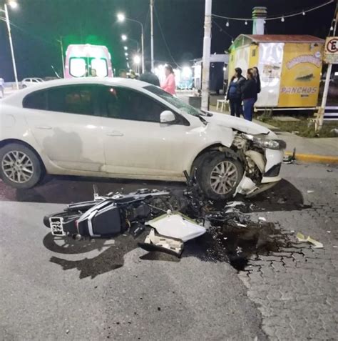 Fuerte choque entre una moto y un auto en la costanera de Río Gallegos