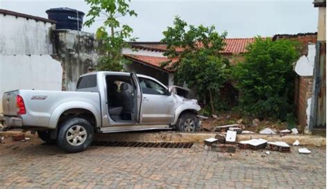 Homem é preso por dirigir embriagado após bater carro em muro em Palmas