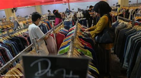 Survei: Kapan Orang Indonesia Membeli Baju Baru? - Dataindonesia.id