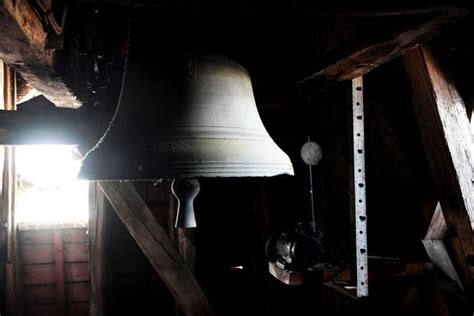 En Bretagne Une Cloche De Kilos Tombe Sur Une Religieuse Pendant