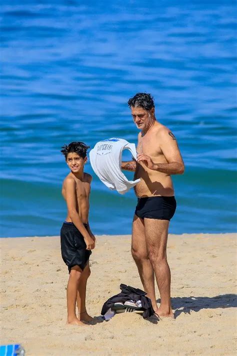 Eduardo Moscovis é fotografado o filho caçula na praia Rodrigo já