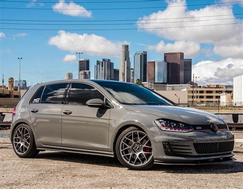 Golf R Nardo Grey Chiếc Xe Tiện Dụng Và đầy Sức Mạnh Trên đường đua Nhấn Vào để Xem Thêm