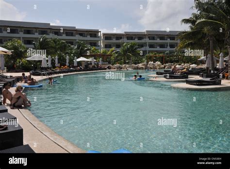 Infinity Pool at a resort in Cancun Mexico Stock Photo - Alamy