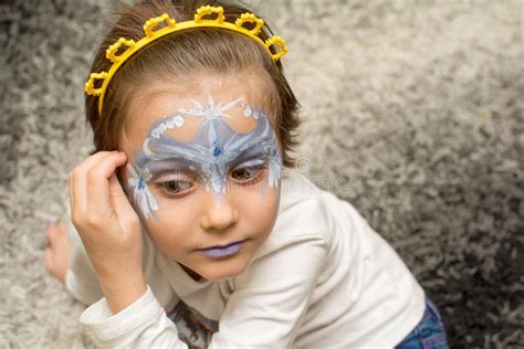 Portrait De Petite Fille Avec La Peinture De Visage Image Stock Image