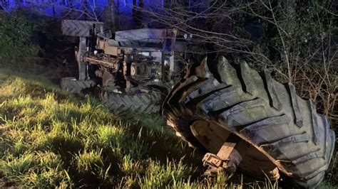 Scontro Tra Auto E Trattore Il Mezzo Agricolo Si Ribalta 2 Feriti