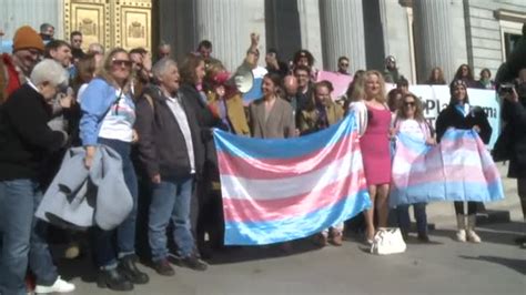 Irene Montero celebra frente al Congreso la aprobación de la ley trans