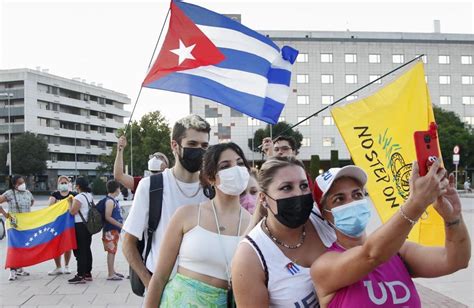 Decenas De Cubanos Denuncian En C Rdoba El Maltrato A La Gente En Su