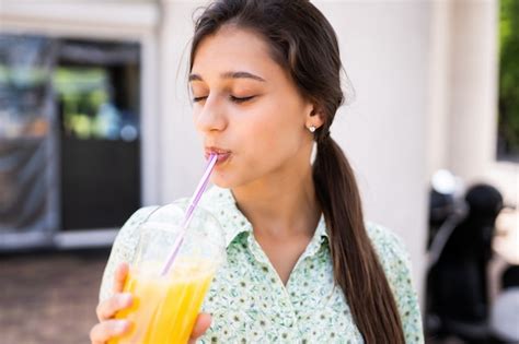 Mulher Jovem Sorrindo E Bebendo Um Coquetel Gelo Em Um Copo