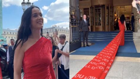 Katy Perry Usa Vestido Cauda Gigante Estampada A Letra De Seu