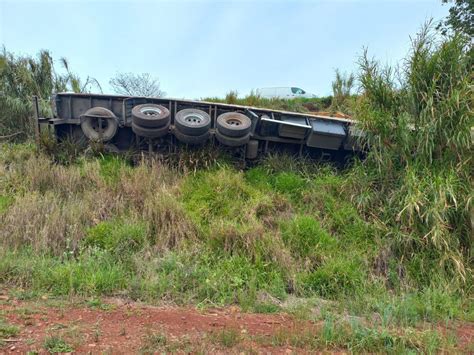 Carreta carregada pó de pena de aves sai da pista e capota em