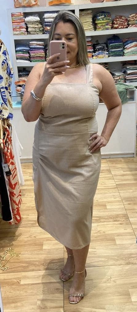 VESTIDO DE LINHO NUDE FENDA E ALÇAS Ana Flor Moda Plus Size