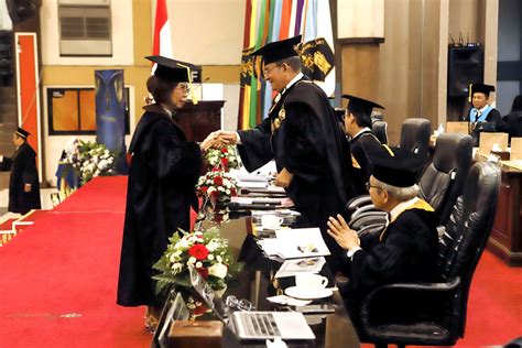 Pengukuhan Prof Hari Dwi Utami Guru Besar Bidang Ilmu Ekonomi