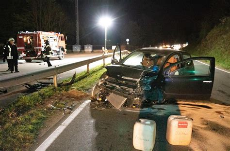 Attendorn Autos Krachen Frontal Ineinander Zwei Verletzte