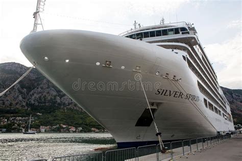 Nave Grande Con Los Turistas Que Navegan En El Barco Foto De Archivo