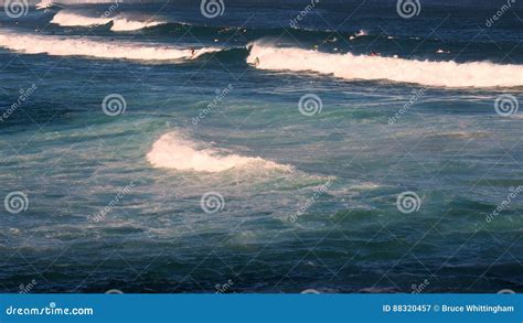 Ondas De Oceano Que Quebram Na Praia Da Ressaca Imagem De Stock