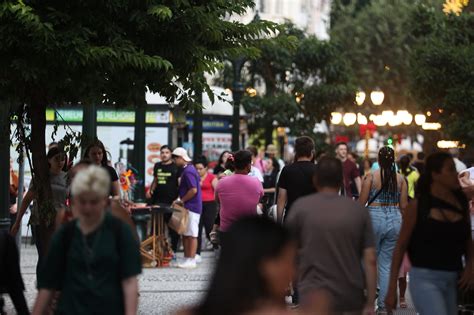 Paraná passa de 11 8 milhões de pessoas e 21 cidades têm mais de 100