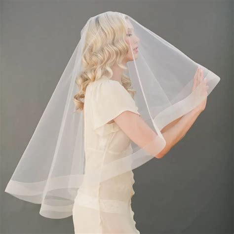 Bridal Illusion Single Layer Fingertip Length Veil Lunss