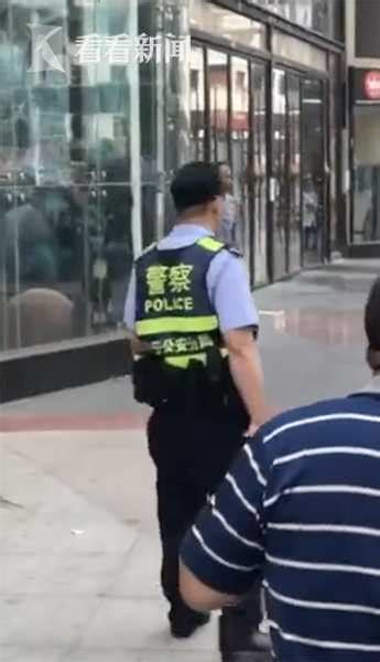 男子街头持剪刀伤人 民警持防暴盾当场制服男子街头持剪刀捅人致2伤 警民合力围堵终将其制服看看新闻网