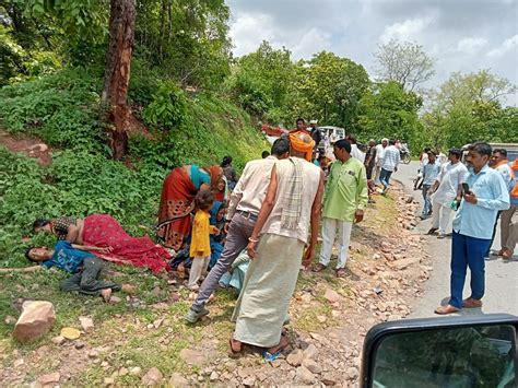 Mp News Tractor Trolley Filled With People Going To Chitrakoot For