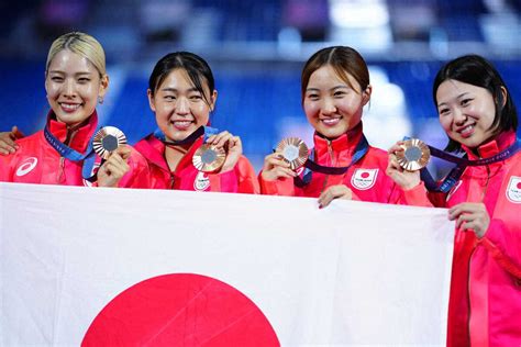 ＜パリ五輪 フェンシング女子サーブル団体3位決定戦＞銅メダルを手に笑顔の（左から）江村、福島、尾崎、高嶋（撮影・小海途 良幹） ― スポニチ