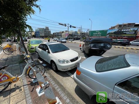 酒駕肇逃？黑色小客車撞路邊2車後翻覆 駕駛卻不見蹤影 Enn台灣電報