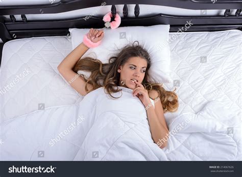 Young Sexy Girl Lying Bed Handcuffs Foto Stock 214067626 Shutterstock