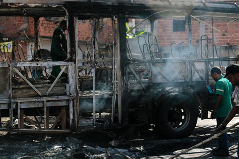 Jornal Correio Bandidos Usaram Sofá Para Incendiar ônibus Em Castelo