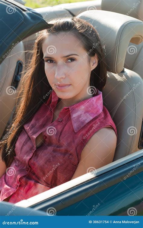 Belle Femme De Brune S Asseyant Dans La Voiture Photo Stock Image Du