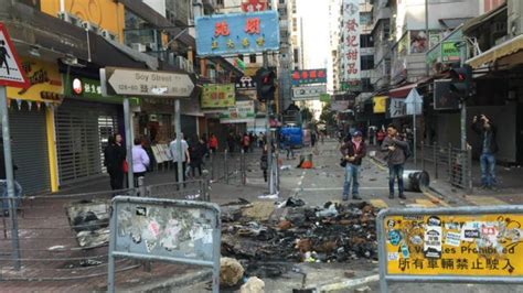 香港旺角大年初二发生激烈冲突 警察鸣枪 Bbc News 中文