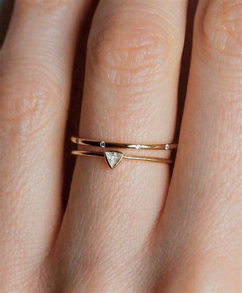 anillo minimalista triángulo invertido Más Baguette Wedding Rings