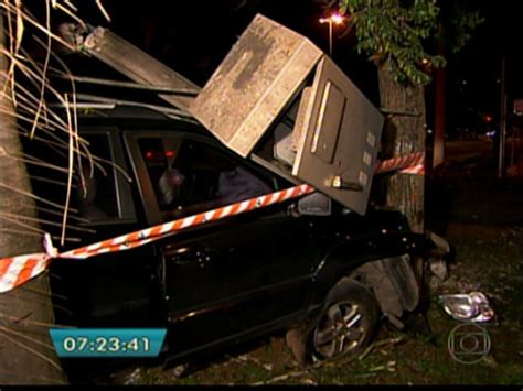 Vídeo Carro bate em árvore na Avenida Hélio Pelegrino na Zona Sul de