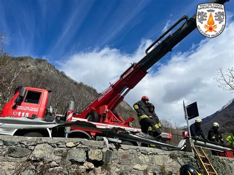 Incidente Stradale A Verres Autocarro Si Rovescia In Una Scarpata