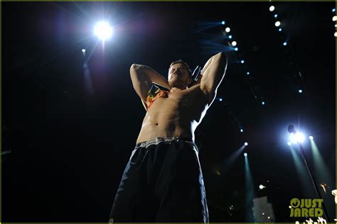 Photo Dan Reynolds Goes Shirtless For Imagine Dragons Show Photo