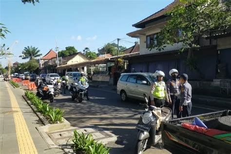 Parkir Liar Biang Macet Di Ubud Petugas Derek Paksa Hingga Kempeskan