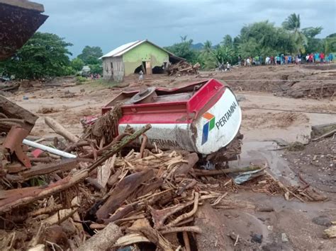 FOTO Banjir Bandang Mematikan Di Flores Timur Indozone News