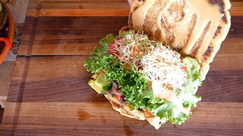 Grilled Veggie Flatbread Sandwich - V & GF | Sándwich de Pan Plano de ...