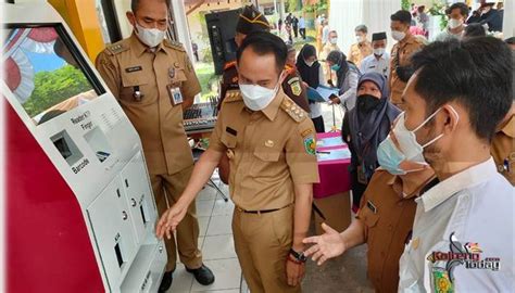 Wali Kota Palangka Raya Launching Mesin ADM Di Kantor Kecamatan